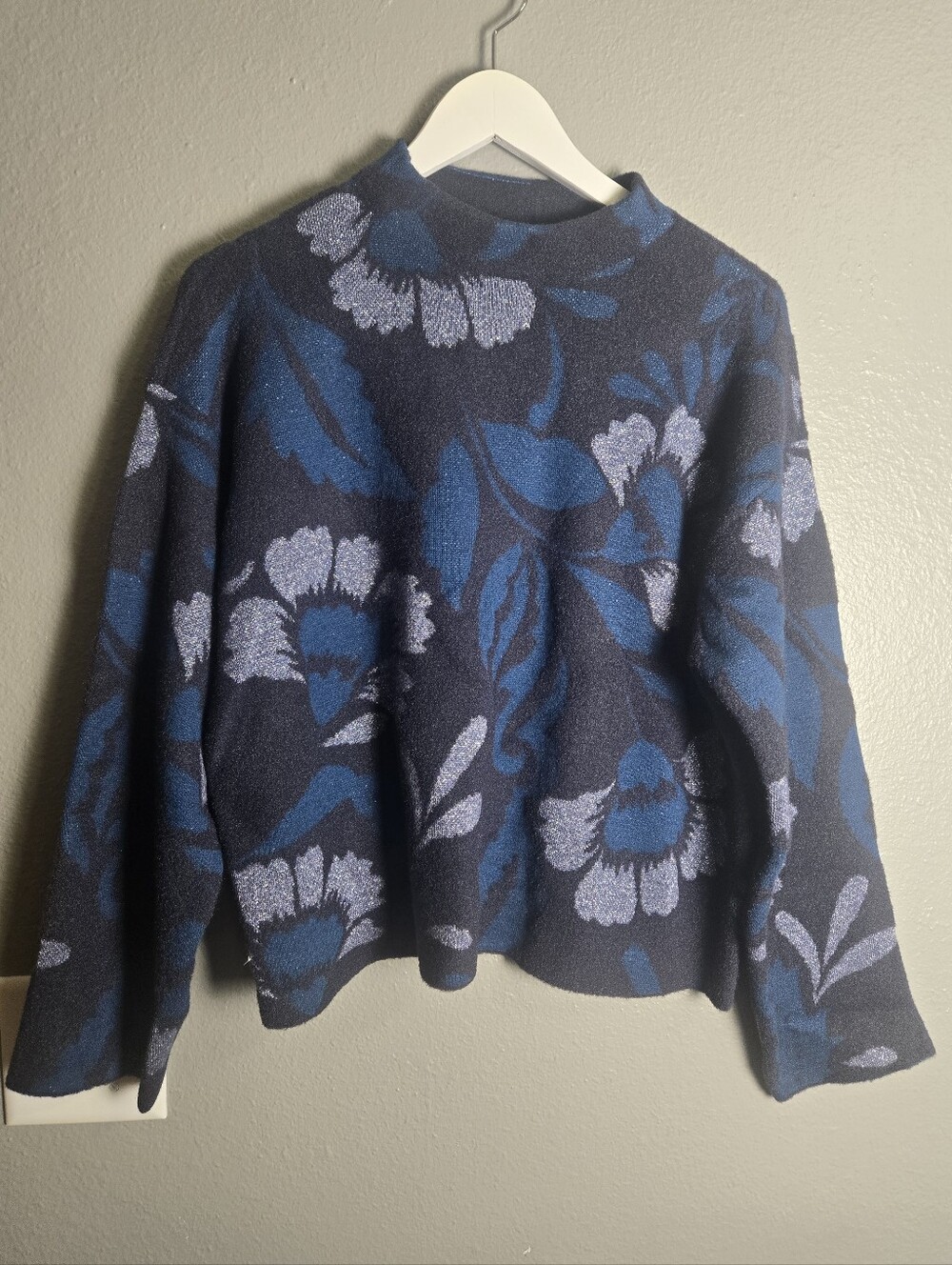 Ann Taylor 2023 Blue Floral With Metallic Silver Details Sweater Size Medium